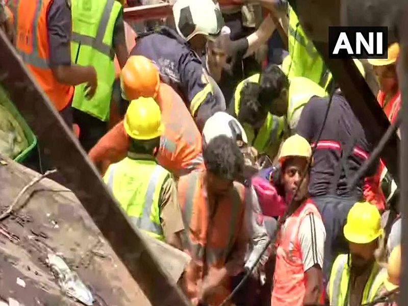 Mumbai: Kesarbai building has collapsed at Tandel street, in Dongri. More than 40 people are feared trapped. | Mumbai Dongri Building Collapsed: VIDEO - मुंबईत चार मजली इमारतीचा भाग कोसळला, 40 ते 50 जण अडकल्याची भीती