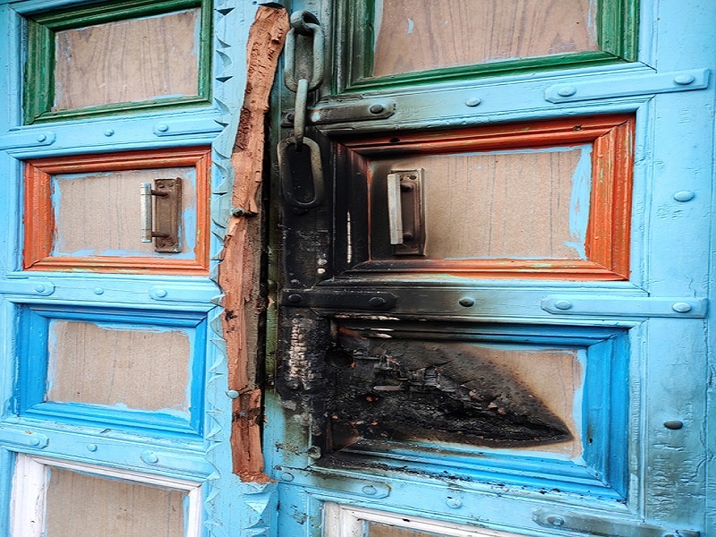 The door was fired for the dacoity in Beed | दरोडेखोरांचा कहर; दरोड्यासाठी घराचे दार पेटवले