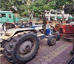 Police action against heavy vehicles in Jalgaon city | जळगाव शहरात अवजड वाहनांवर पोलिसांची कारवाई