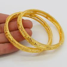 The women who came in as the customers had long necklaces of gold bangles | ग्राहक म्हणून आलेल्या महिलांनी लांबविल्या अडीच लाखाच्या सोन्याच्या बांगड्या