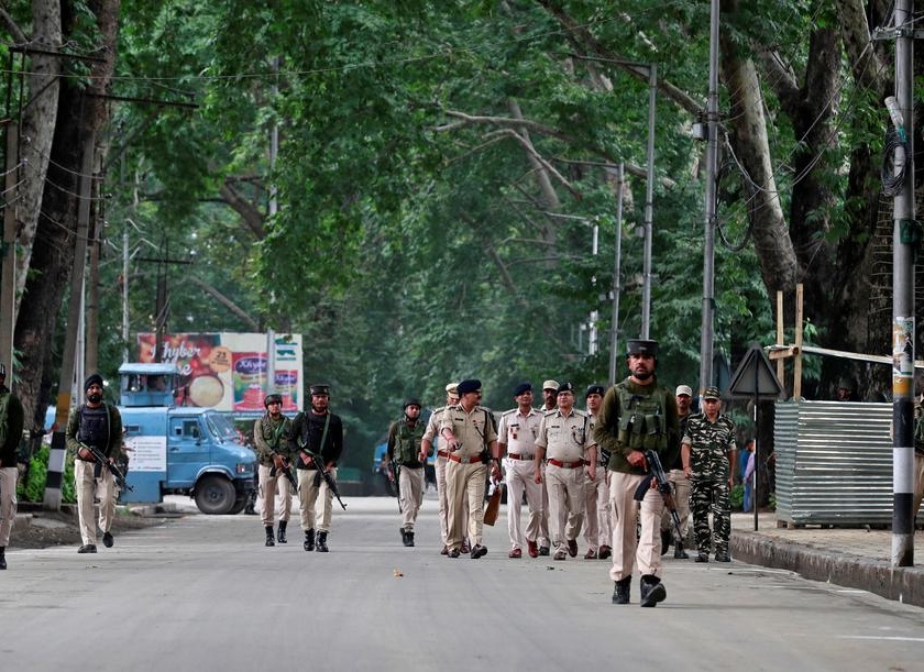 All Indian Army, Air Force and security forces’ bases in Jammu&Kashmir asked to be on high alert cause of Terrorist attack | पाकच्या नापाक हरकती; काश्मीर खोऱ्यात लष्कर, वायूसेना आणि सुरक्षा यंत्रणांना हायअलर्ट 