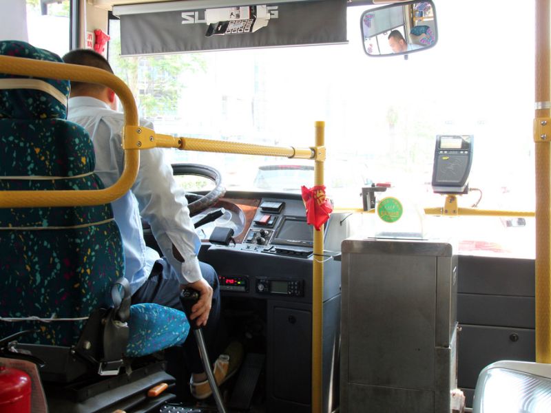 bus driver started singing and dancing in running bus | जेव्हा बसचालक चालती बस सोडून नाचु-गाऊ लागतो