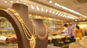 Two lakh jewelery was found by the police | दोन लाखांचे दागिने पोलिसांनी दिले शोधून 