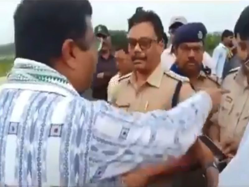 Video: BJP minister try to violence with election official in odisha, does not give to check helicopter | Video : भाजपा मंत्र्याची निवडणूक अधिकाऱ्याशी हुज्जत, हेलिकॉप्टर तपासूच दिलं नाही    