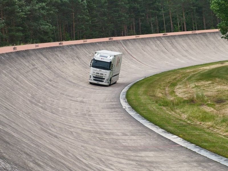 Dpd futuricum continental electric truck run 1099 km in single charge make guinness world record  | एकच नंबर! सिंगल चार्जमध्ये 1,000 किलोमीटर इलेक्ट्रिक ट्रक चालवून या कंपनीने केला वर्ल्ड रेकॉर्ड 
