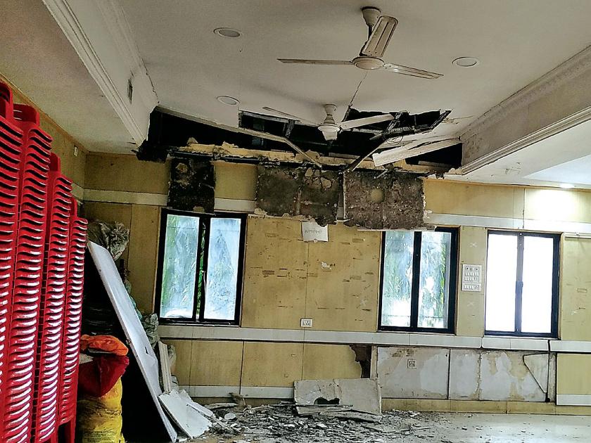 Dr. Part of POP collapses in Ambedkar Hall | डॉ. आंबेडकर हॉलमध्ये पीओपीचा भाग कोसळला