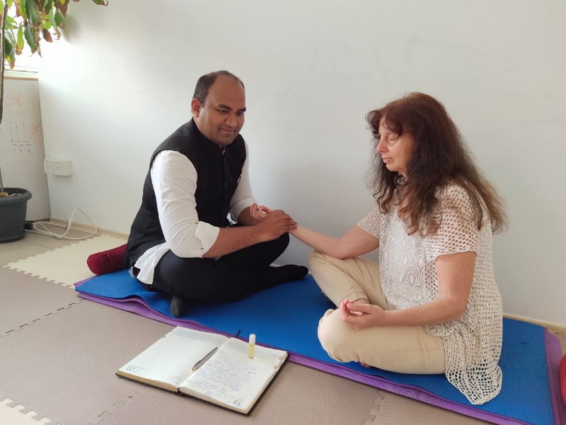 doing beyond religion Dr. Nisar Shaikh teaching Yoga in Europe | धर्माच्या पलीकडे जात डॉ निसार शेख यांची वैश्विक योगसाधना :युरोपमध्ये करतात रुग्णांवर उपचार 