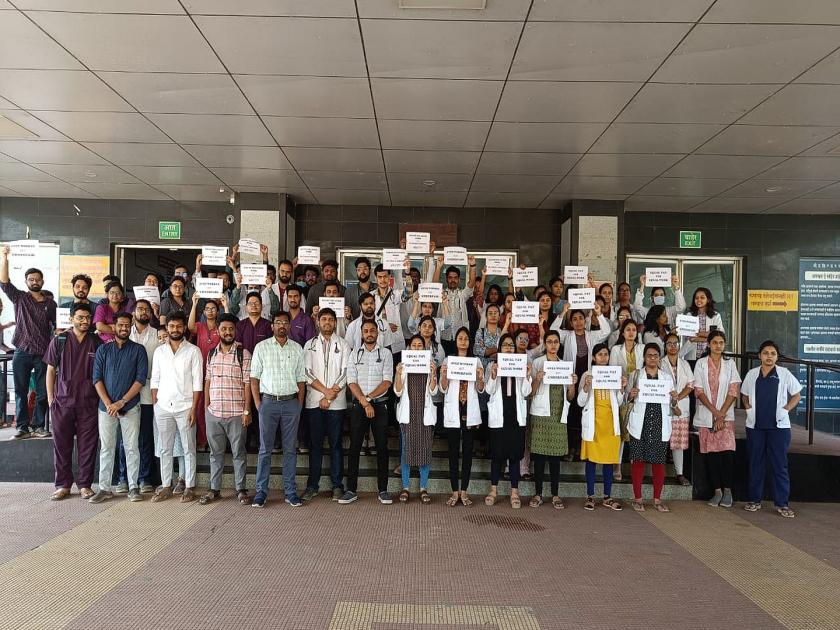 'Give an honorarium of one lakh rupees'; Doctor's protest started in Solapur | 'एक लाख रुपये मानधन द्या'; सोलापूर इथं डॉक्टरांचे आंदोलन सुरू