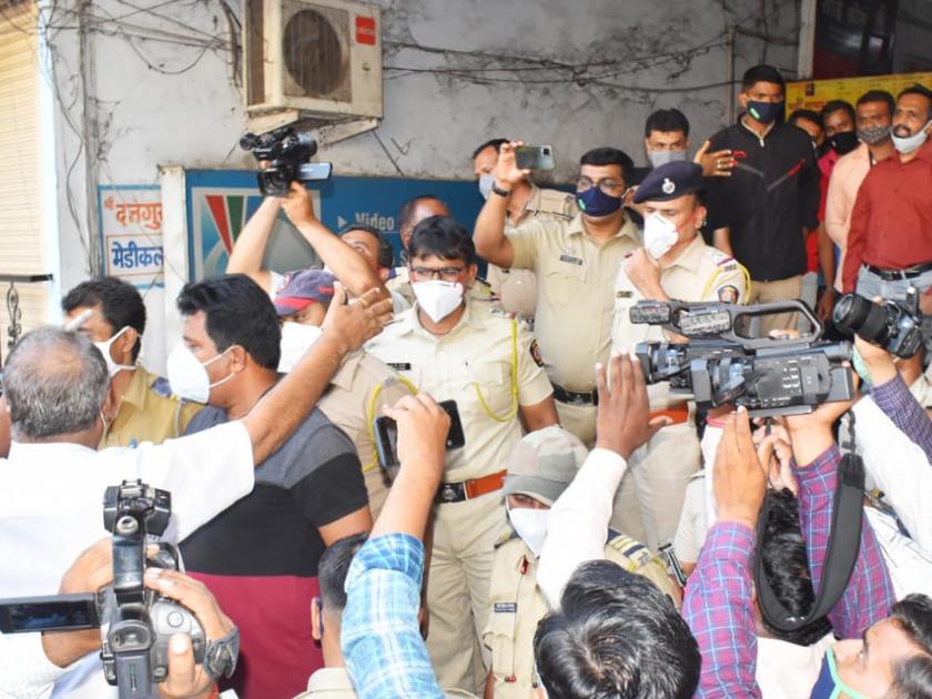 Maratha activists tore down the board of the hospital on the letter of Save Merit | सेव्ह मेरिटच्या पत्रावरून मराठा कार्यकर्त्यांनी हॉस्पिटलचा फलक फाडला