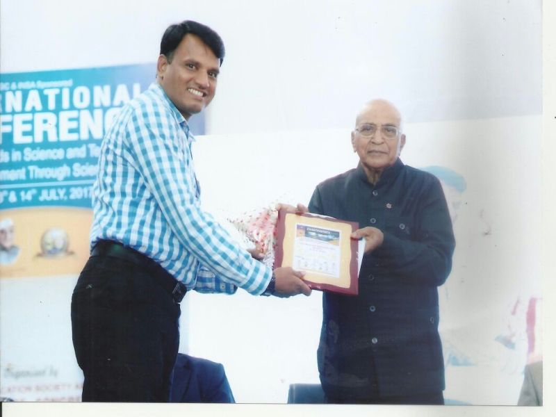Dhootya Professor to receive 'Decentink Resurcher' award! | धुळयातील प्राध्यापकास ‘डीस्टींग्वीश रिसर्चर’ पुरस्कार!