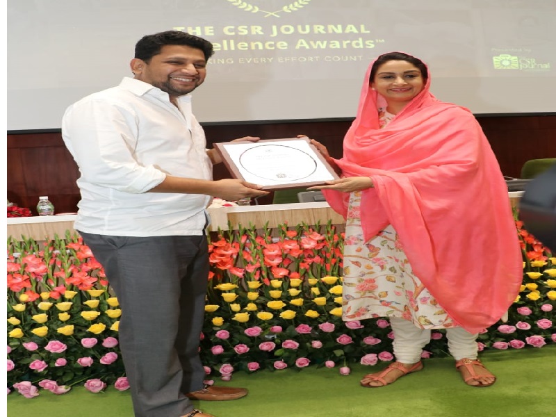MP Dr. Sujay Vikhe was honored with the 'Youth Icon' award | खासदार डॉ. सुजय विखे यांचा ‘युथ आयकॉन’ पुरस्कारानं सन्मान