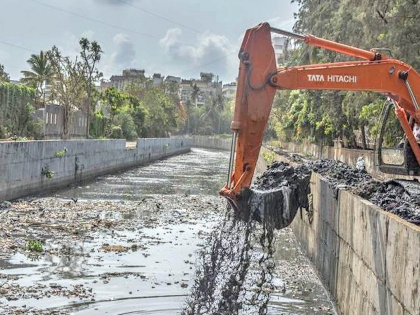 mumbai's drain cleaning challenge targeted by the municipality to complete the works on time with delayed start | मुंबईच्या नालेसफाईचे आव्हान; सुरुवात विलंबाने, कामे वेळेत पूर्ण करण्याचे पालिकेला टार्गेट