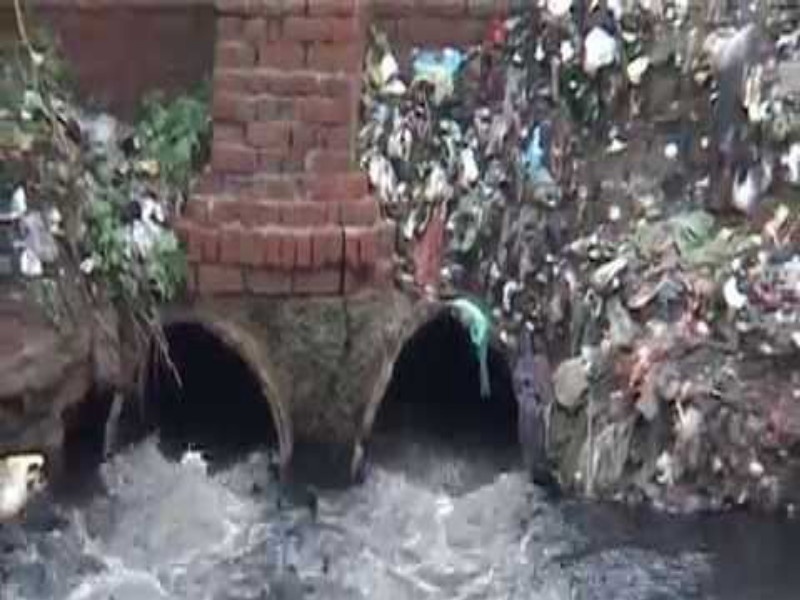 What to say to Punekars! The drainage is used like garbage box ... | काय म्हणावं पुणेकरांना! गटाराचा वापर होतोय कचरा पेटीसारखा...  