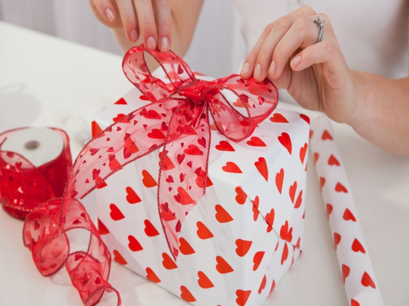 Happy Valentine day gift ideas 2021 :These Things you can gift your partner on valentine day | Happy Valentine day 2021 : व्हेलेंटाईन डे साठी पार्टनरला काय गिफ्ट देऊ? असा विचार करत असाल तर 'हे' नक्की वाचा!