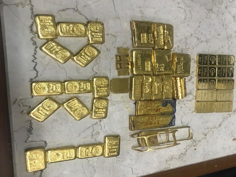 Seven kg gold seized from Zaveri Bazar; Four arrested with jewelery | झवेरी बाजारातून एक कोटीच्या रोकडसह सहा किलो सोने जप्त; सराफासह चौघांना अटक