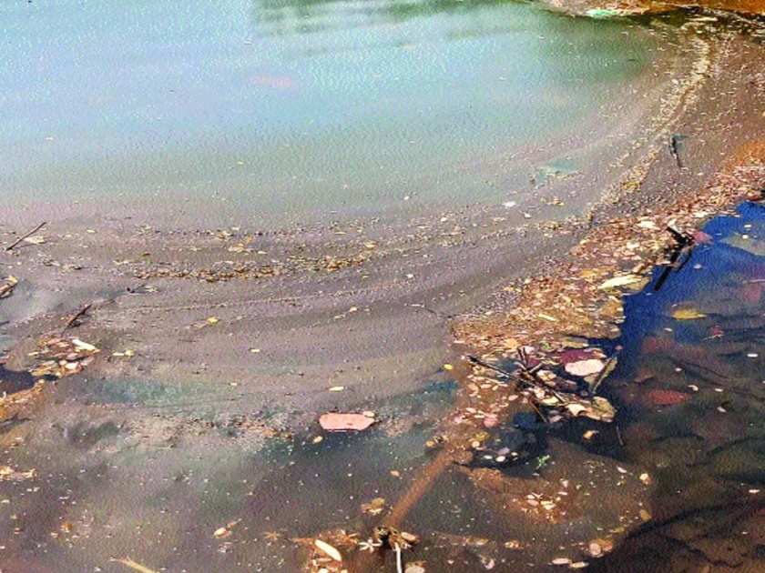 Chemistry wastewater in the river bank of Yerad village | रसायनयुक्त सांडपाणी येरद गावच्या नदीपात्रात