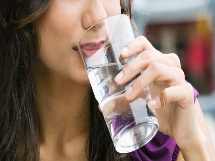 Benefits of drinking normal water, lukewarm water, hot water and salt water | साधं, गरम आणि मिठाचं पाणी पिण्याचे आरोग्यदायी फायदे