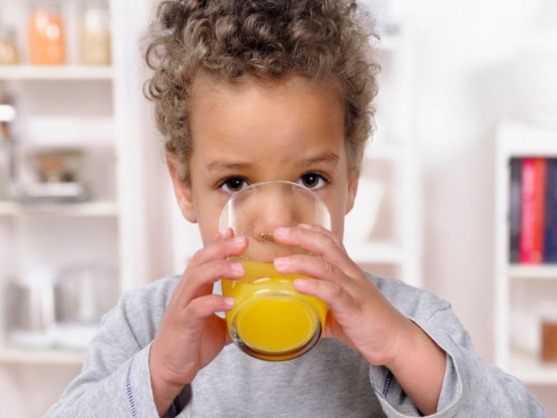 Parents should not give kids fruit juice it can be harmful for brain | ...म्हणून मुलांना बाजारातील रेडिमेड फ्रूट ज्यूसपासून दूर ठेवा - रिसर्च