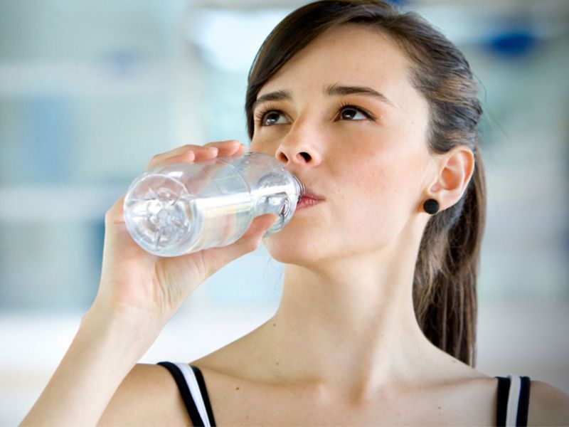 Drinking water while eating is harmful for your health | जेवताना पाणी पिण्याची सवय अशी पडू शकते महागात