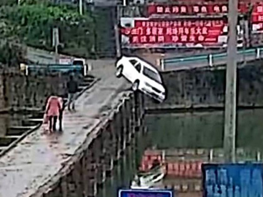 Chinese man plunged his car into a river just 10 minutes after passing his driving test api | बोंबला! १० मिनिटांपूर्वीच ड्रायव्हिंग टेस्ट पास करून आला अन् कार घेऊन थेट नदीत गेला!