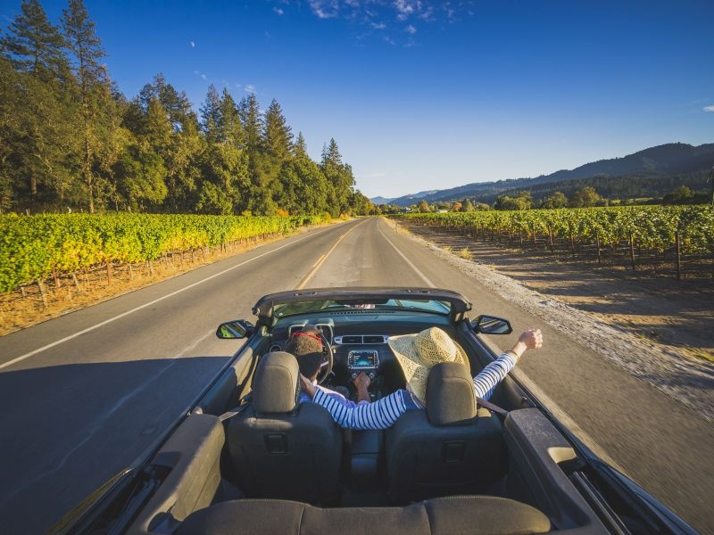 Best roads for road trips in California USA | कॅलिफोर्नियातील 'या' सुंदर रस्त्यांवर लूटा रोड ट्रिपचा मनसोक्त आनंद!
