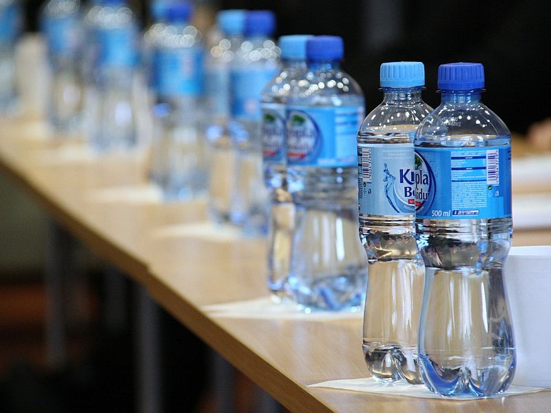 Bottled water is not 'mineral water', know the truth of water? | बाटलीबंद पाणी 'मिनरल वॉटर' नसते, जाणून घ्या सरकारी सत्यवचन ?