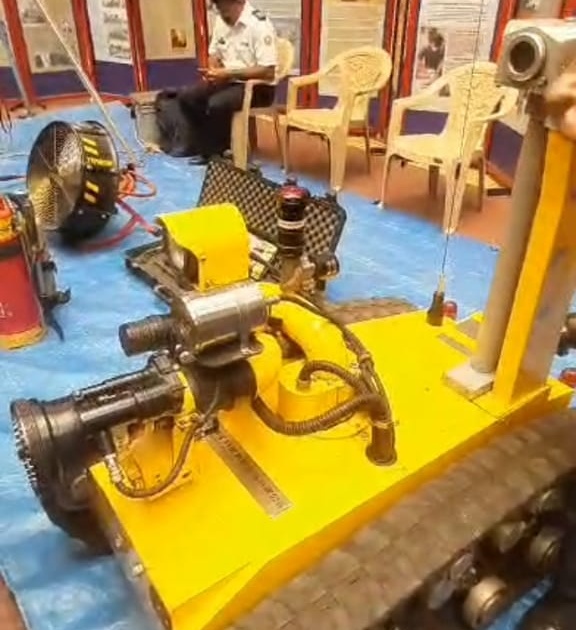 Huge response to watch Fire Robot | फायर रोबो बघण्यास मोठा प्रतिसाद 