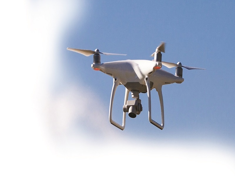 Unmanned drone flies in private programs | खासगी कार्यक्रमात विनापरवाना उडतात ड्रोन
