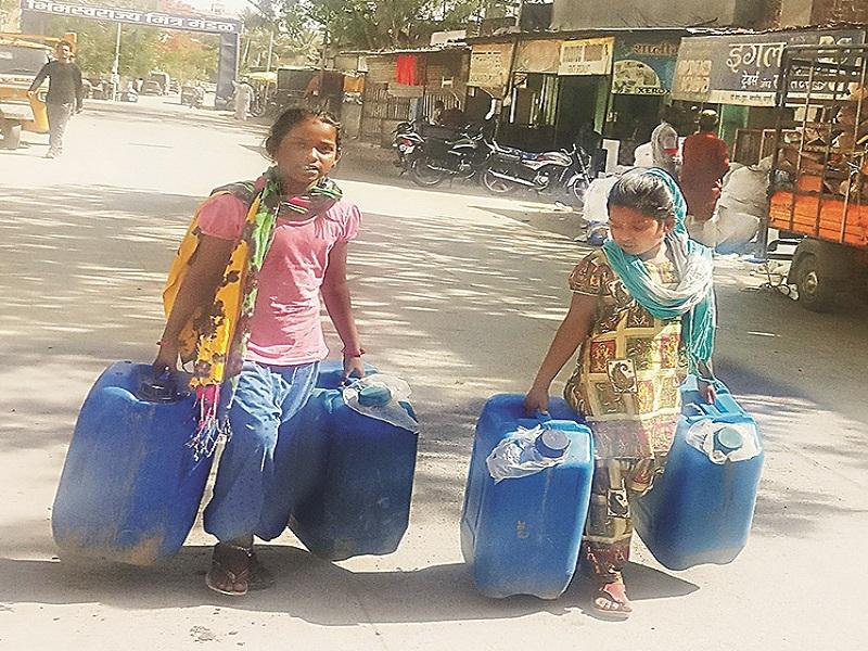 even children's on hunting for water; Due to lack of water pipeline there is a severe crisis on the residents of Shambhunagar | पाण्यासाठी चिमुकल्यांचीही भटकंती; जलवाहिनीच नसल्याने शंभूनगर वासीयांवर भीषण संकट