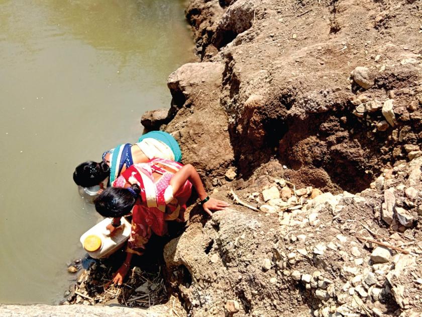 Destruction of villagers in the craters came from the contaminated water | खड्ड्यातील दूषित पाणी आले ग्रामस्थांच्या नशिबी