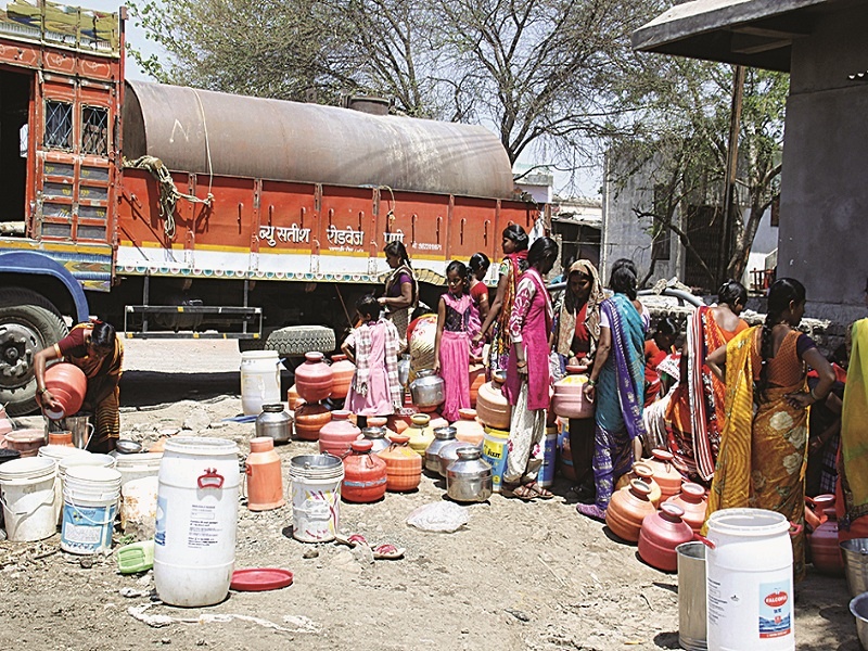 25 percent Marathwada are depnd upon tanker water; Nearly 45 million people have died without water | २५ टक्के मराठवाडा टँकरच्या पाण्यावर; ४५ लाख लोकसंख्या पाण्याविना झाली व्याकूळ