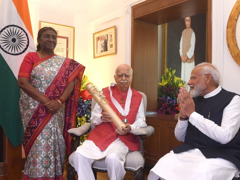 President Droupadi Murmu goes home and honors Lalkrushna Advani with Bharat Ratna; Was absent yesterday | राष्ट्रपतींनी घरी जाऊन अडवाणींचा भारतरत्नने केला सन्मान; काल राहिले होते गैरहजर