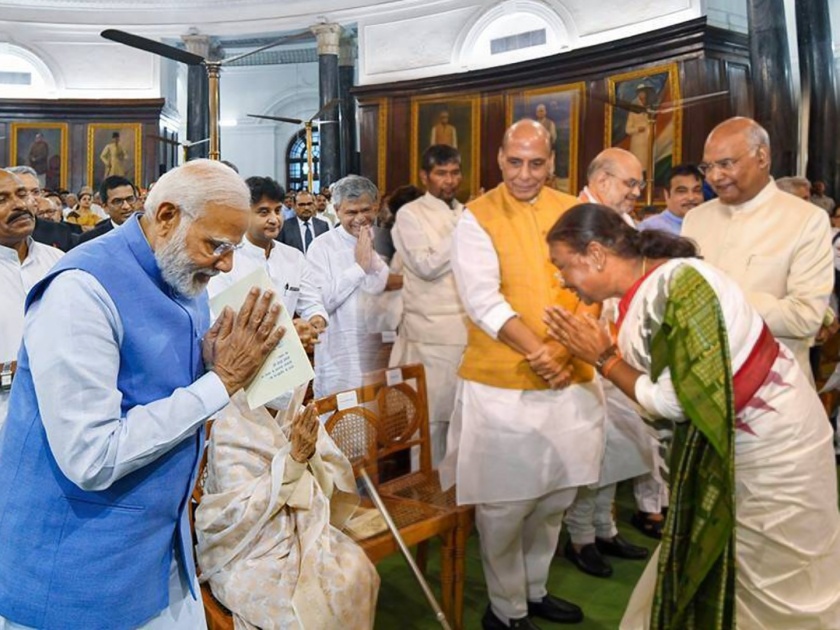 President Droupadi Murmu oath taking ceremony know who is old lady sitting next to pm narendra modi | President Droupadi Murmu यांनी केला आदरपूर्वक वाकून नमस्कार; PM मोदीं शेजारी असलेली 'ही' प्रतिष्ठित महिला कोण?