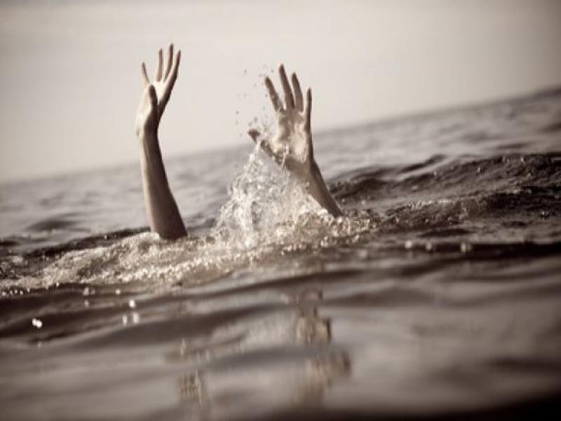 Death of cousins while swimming in Purna river; Two survived | पूर्णा नदीत पोहताना चुलत भावडांचा मृत्यू; दोघे बचावले