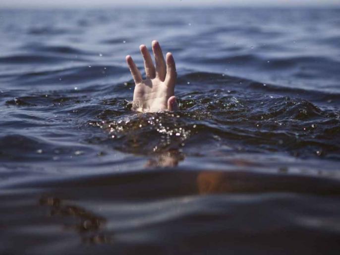Two sisters who went to wash clothes with their mother drowned in Godavari container | आईसोबत कपडे धुण्यास गेलेल्या दोन बहिणी गोदावरी पात्रात बुडाल्या 