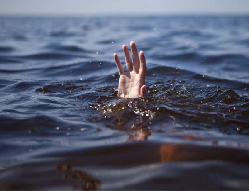 Thermocol boat capsized, drowning two children of sugarcane workers; No search after 24 hours | थर्माकोलची होडी उलटून ऊसतोड कामगारांची दोन मुले बुडाली; २४ तासानंतरही शोध लागेना
