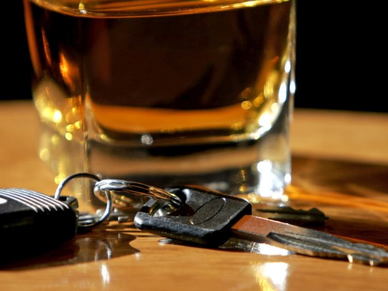 Woman suffers from alcohol drinking and driving; Was seriously injured | दारू पिऊन गाडी चालवणं महिलेला पडलं महाग; झाली गंभीर जखमी 