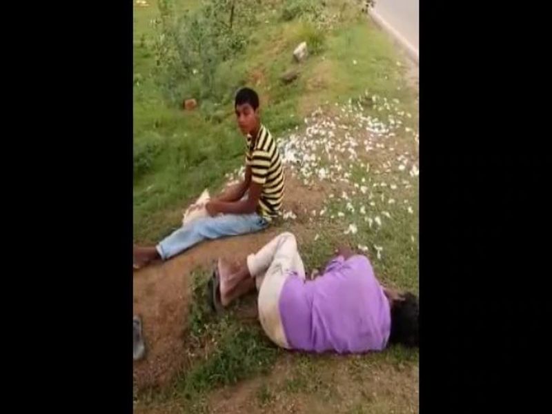 Telangana youth eats chicken alive after getting drunk | दारुच्या नशेत त्यानं चक्क जिवंत कोंबडी फाडून खाल्ली