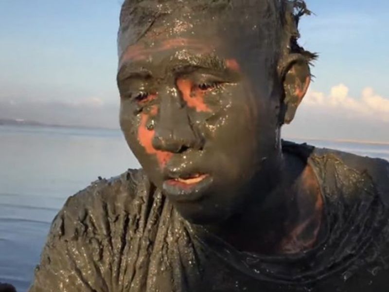 Video : Drunk man gets stuck in mud during morning in thailand, run rescue | Video : रात्रभर ढोसली दारु, मॉर्निंग वॉकला गेला आणि...