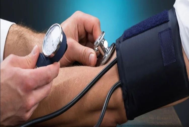 Health Tips Marathi : Home remedies cure low blood pressure how control blood pressure | तुम्हालाही अचानक BP चा त्रास होतो? तज्ज्ञांनी सांगितले 'बीपी' नियंत्रणात ठेवण्याचे सोपे उपाय