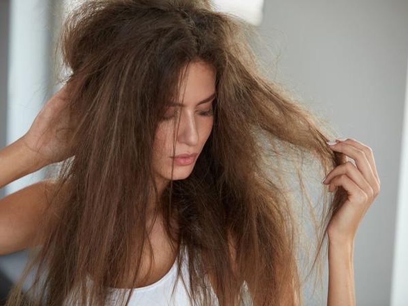 Hair due to hot water has become dry and damage, use these home remedies | गरम पाण्यामुळे केस रुक्ष झाले आहेत? वापरा हे घरगुती उपाय