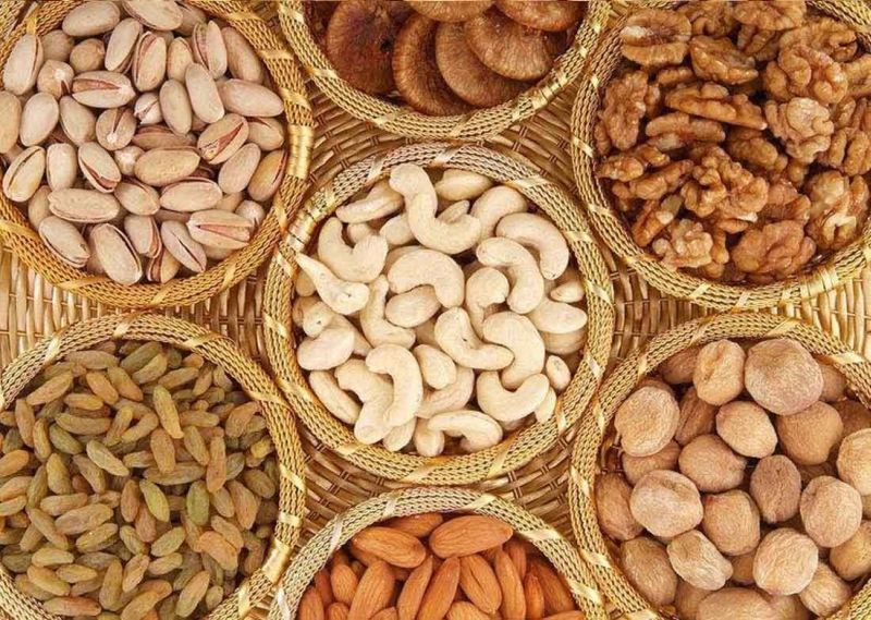 Celebrate Diwali by eating dried fruits: Prices fall by 25 per cent | सुकामेवा खाऊन साजरी करा दिवाळी : किमतीत २५ टक्क्यांपर्यंत घसरण