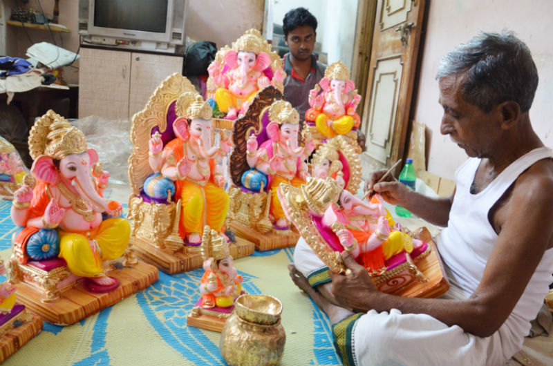 Solidarity of Ganesh idol of Solapur | सोलापूरच्या गणेशमूर्तीची पेणला मागणी