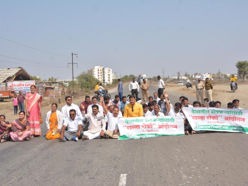 Block the road in support of the Farmers movement | शेतकरी आंदोलनाच्या समर्थनार्थ रास्ता रोको
