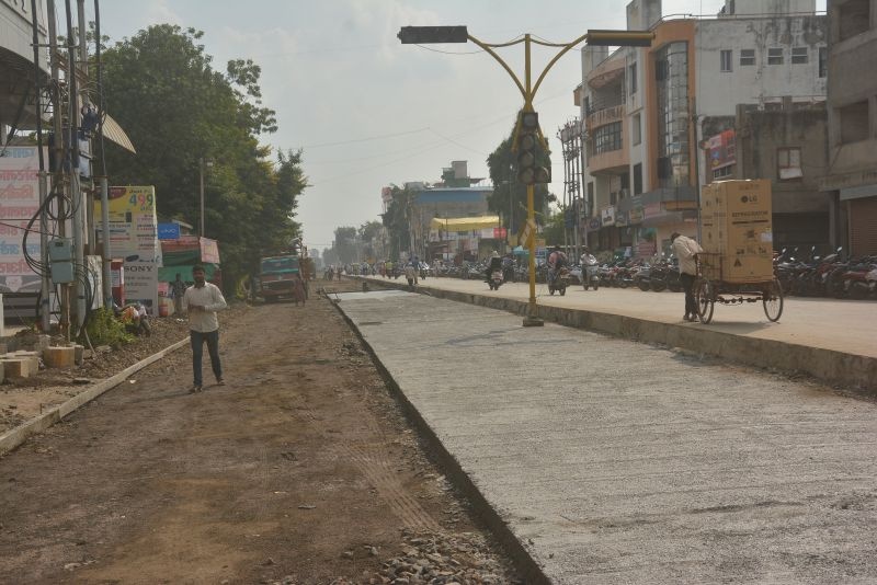 Work on the cement roads in Akola city slowly! | अकोला शहरातील सिमेंट रस्त्यांची कामे संथगतीने!