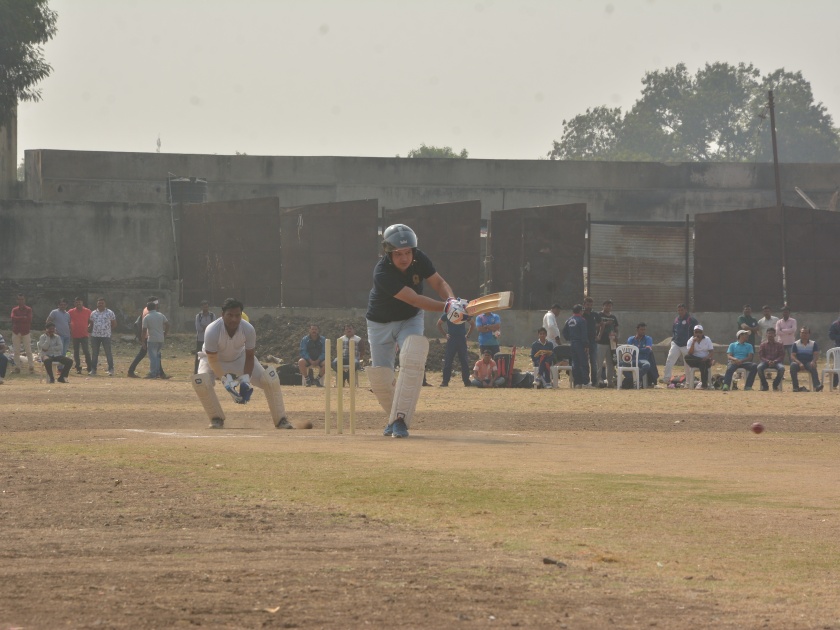 collector playing cricket with a two-wheeler helmet and gave a surprise | जिल्हाधिकाऱ्यांनी दुचाकीवरील हेल्मेट घालून क्रिकेट खेळत दिला आश्चर्याचा धक्का