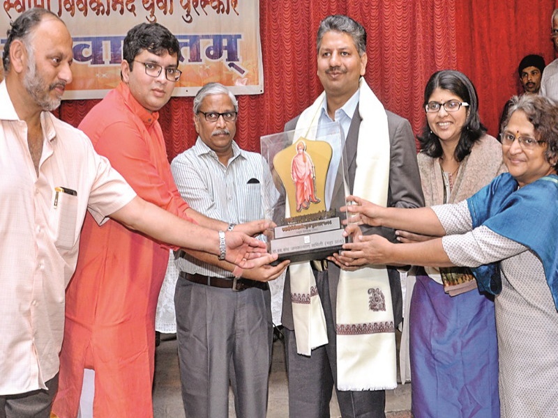 Blindness of the sighted community is barrier: Rahul Deshmukh; 'Swami Vivekananda Youth Award' distribution | डोळस समाजाचे अंधत्व हा अडथळा : राहुल देशमुख; ‘स्वामी विवेकानंद युवा पुरस्कार’ वितरण