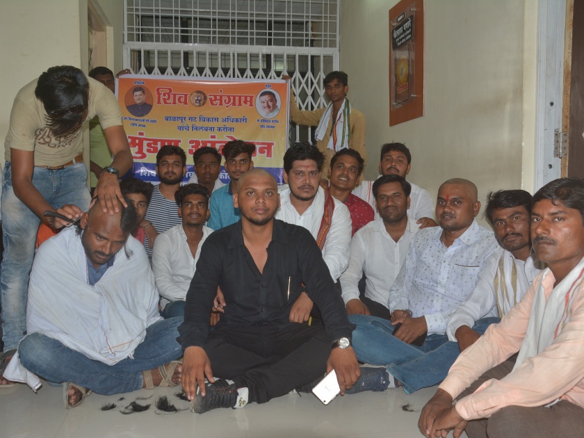 Mundan agitation of 'Shiv Sangram' in Akola Zilla Parishad | अकोला जिल्हा परिषदेत ‘शिवसंग्राम’चे मुंडन आंदोलन