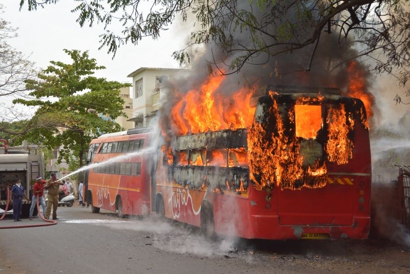 The thrill of a 'burning bus' in Akola | अकोल्यात ‘बर्निंग बस’चा थरार