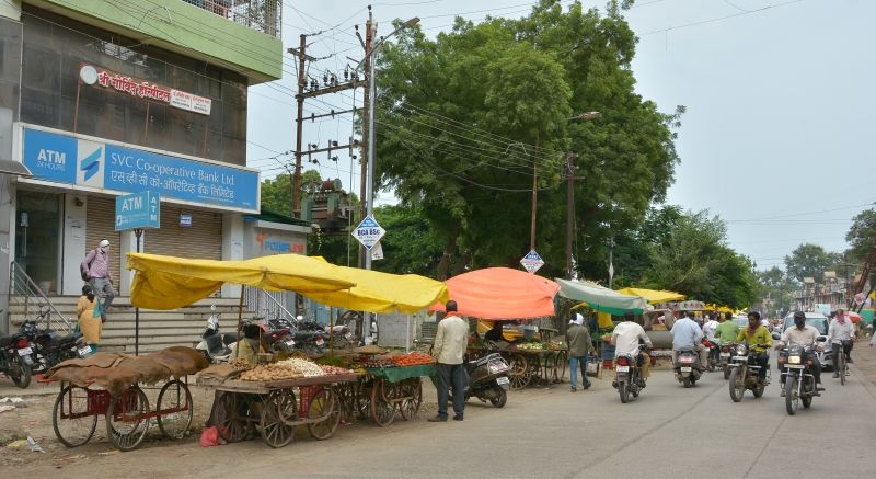 Vegetable vendors encroach on the road again |  भाजी विक्रेत्यांचे पुन्हा रस्त्यावर अतिक्रमण